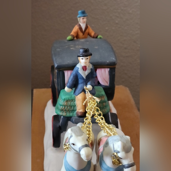 Dickens Village Stagecoach Porcelain Accessory - Picture 6 of 13